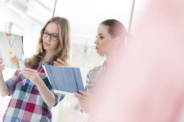 Mujeres Negocios Confiadas Discutiendo Sobre Fotografías Oficina —  Fotos de Stock