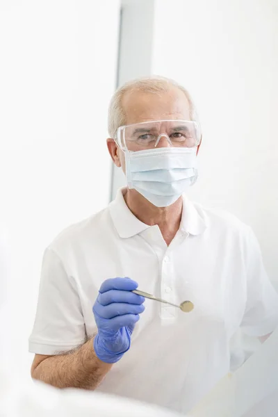Retrato Dentista Sênior Segurando Espelho Angular Clínica Odontológica — Fotografia de Stock