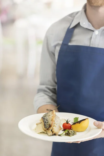 Mittelteil Des Jungen Kellners Serviert Mittagessen Restaurant — Stockfoto