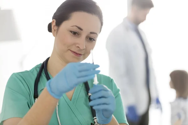 Selbstbewusst Lächelnde Krankenschwester Überprüft Spritze Krankenhaus — Stockfoto