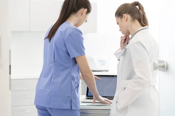 Kollegor Diskuterar Över Laptop Skrivbord Klinik — Stockfoto