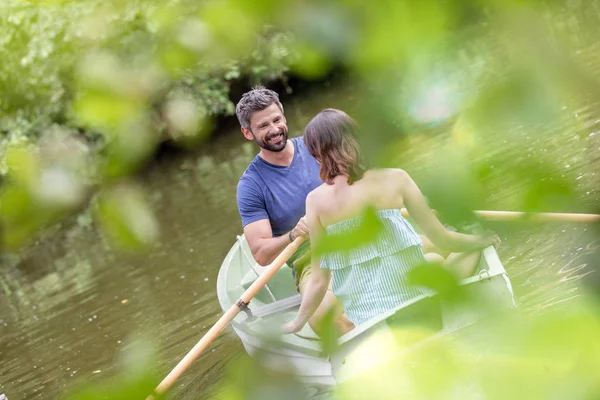 Kippschuss Eines Glücklichen Erwachsenen Paares Sommer Beim Bootfahren See — Stockfoto