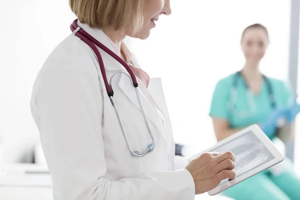 Hastanede Dijital Tabletüzerinde Röntgen Inceleyen Doktor Orta Bölümü — Stok fotoğraf