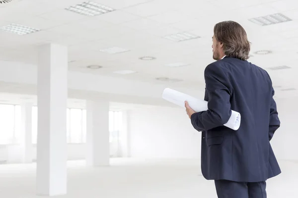 Vista Trasera Del Hombre Negocios Sosteniendo Plano Mientras Está Parado — Foto de Stock