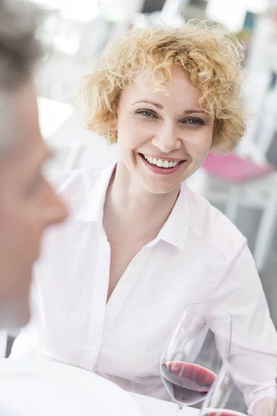 Portret Van Glimlachende Rijpe Vrouw Zittend Met Man Aan Tafel — Stockfoto