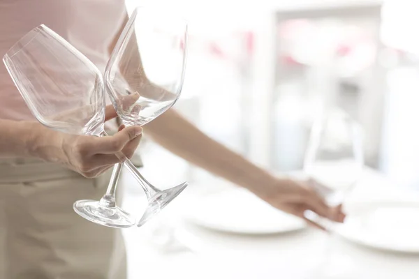 Sección Media Joven Camarera Sosteniendo Gafas Vino Restaurante — Foto de Stock