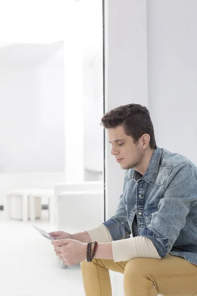 Knappe Zakenman Digitale Tablet Gebruiken Office — Stockfoto