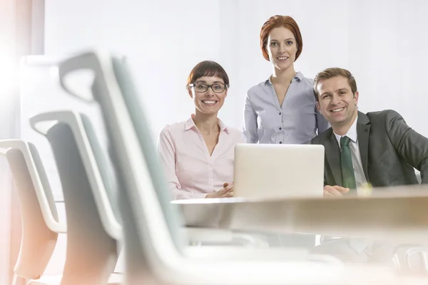 Porträt Lächelnder Geschäftskollegen Konferenztisch Sitzungssaal — Stockfoto