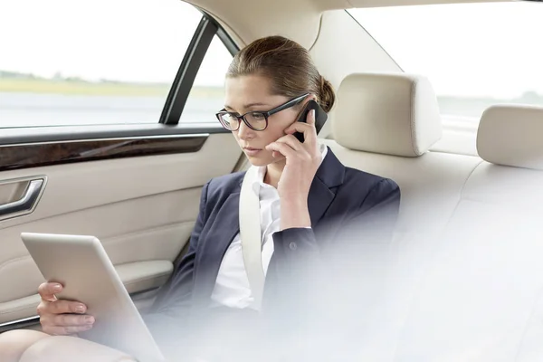 Affärskvinna Talar Smartphone När Använder Digital Tablett Bil — Stockfoto