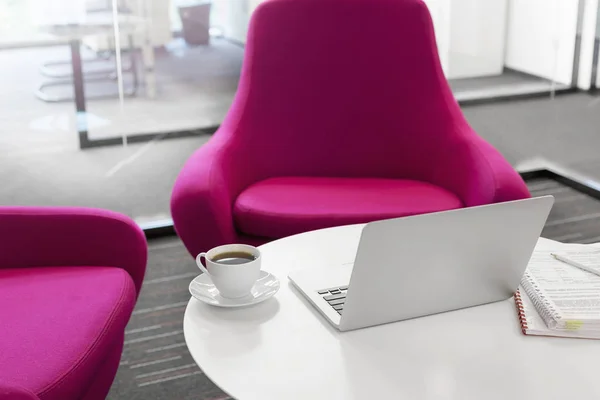 Laptop Met Koffiekopje Bestanden Tafel Van Roze Stoelen Kantoor — Stockfoto