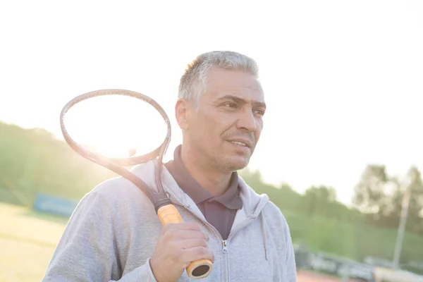 Retroilluminato Uomo Maturo Fiducioso Piedi Con Racchetta Tennis Sul Campo — Foto Stock