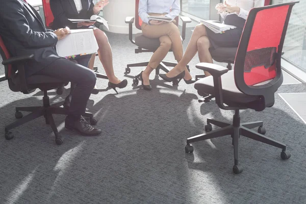 Compañeros Negocios Discutiendo Mientras Están Sentados Sala Juntas Oficina —  Fotos de Stock