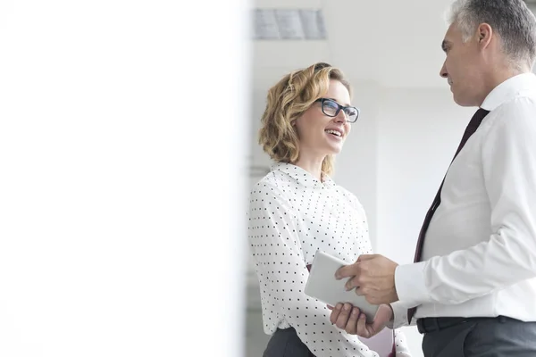 Femme Affaires Souriante Regardant Homme Affaires Debout Dans Nouveau Bureau — Photo