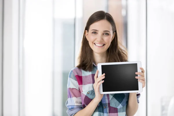 Porträt Einer Glücklichen Geschäftsfrau Zeigt Leeren Bildschirm Eines Digitalen Tablets — Stockfoto