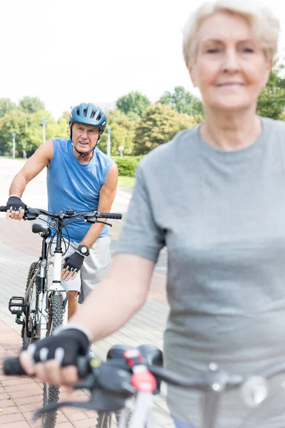 Uomo Anziano Piedi Con Bicicletta Nel Parco — Foto Stock