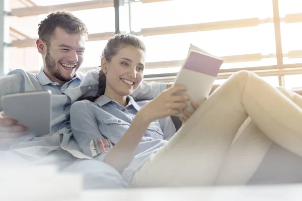 Sorrindo Homem Olhando Para Mulher Lendo Livro Sofá Universidade — Fotografia de Stock