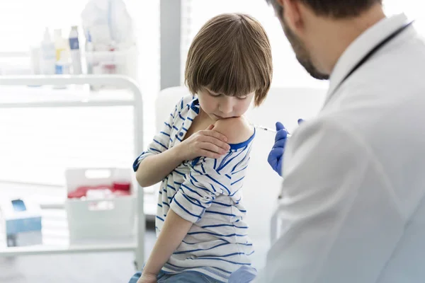 Dokter Injecteren Jongen Ziekenhuis — Stockfoto