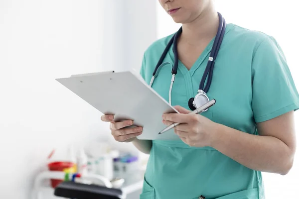 Midsectie Van Verpleegkundige Met Medische Documenten Klembord Ziekenhuis — Stockfoto