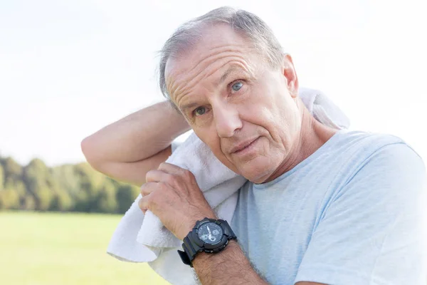 Closeup Exhausted Senior Man Cleaning Sweat Workout Park — Stock Photo, Image