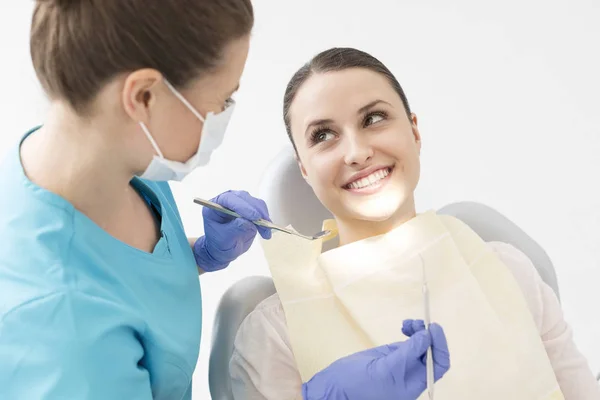 Patient Souriant Regardant Dentiste Avec Miroir Incliné Échelle Clinique — Photo