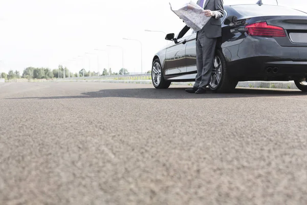 Χαμηλό Τμήμα Του Επιχειρηματία Χάρτη Ενώ Στέκεται Έξω Από Αυτοκίνητο — Φωτογραφία Αρχείου