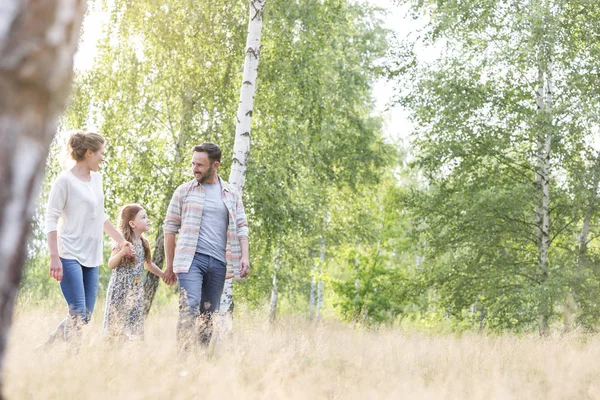 Padres Felices Caminando Con Hija Contra Los Árboles Granja — Foto de Stock