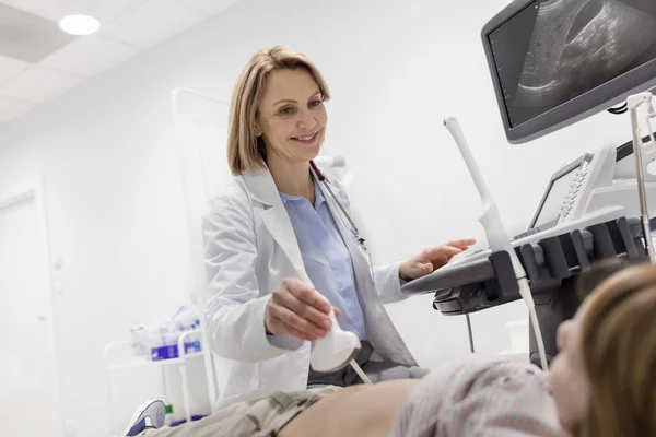 Dokter Diagnose Van Patiënt Met Ultrasone Apparatuur Het Ziekenhuis — Stockfoto