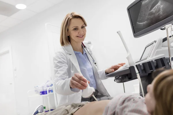 Médico Diagnosticando Paciente Con Equipo Ultrasonido Hospital — Foto de Stock