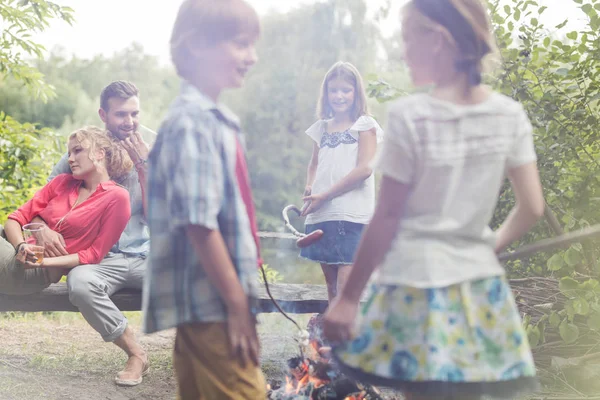 Kinderen Staan Camping Terwijl Ouders Bank Het Openbare Park Zitten — Stockfoto
