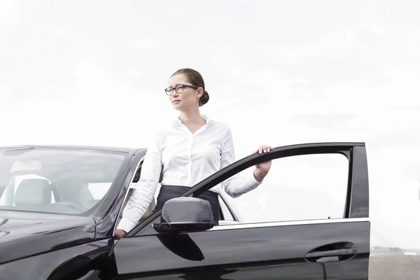 Joven Mujer Negocios Pie Junto Puerta Abierta Del Coche Contra —  Fotos de Stock