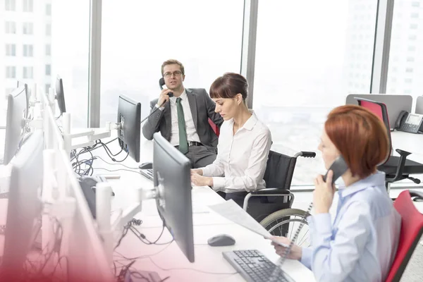 Geschäftskollegen Schreibtisch Modernen Büro — Stockfoto