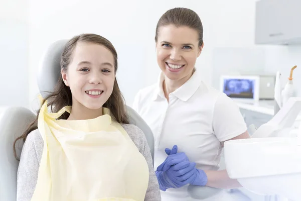 Leende Patient Och Tandläkare Vid Tandvårdsklinik — Stockfoto
