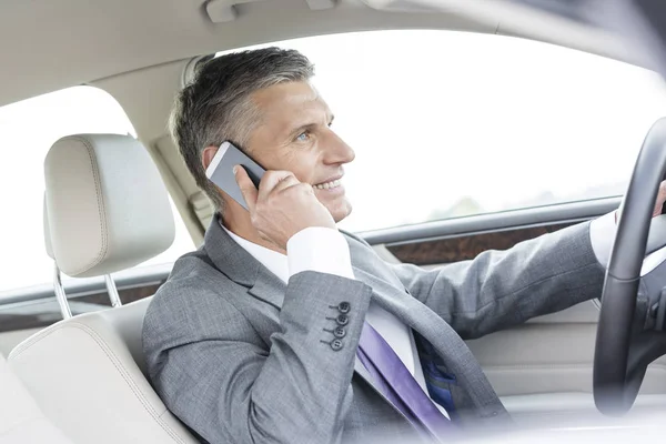 Smartphone Arabada Konuşurken Gülümseyen Adamı — Stok fotoğraf