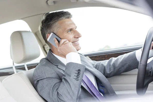 Empresário Sorridente Falando Smartphone Carro — Fotografia de Stock