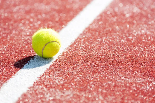 Närbild Tennisboll Röda Domstolen Solig Dag — Stockfoto