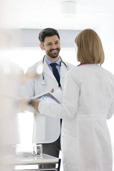 Médico Sorridente Ouvindo Colega Com Raio Tablet Digital Hospital — Fotografia de Stock