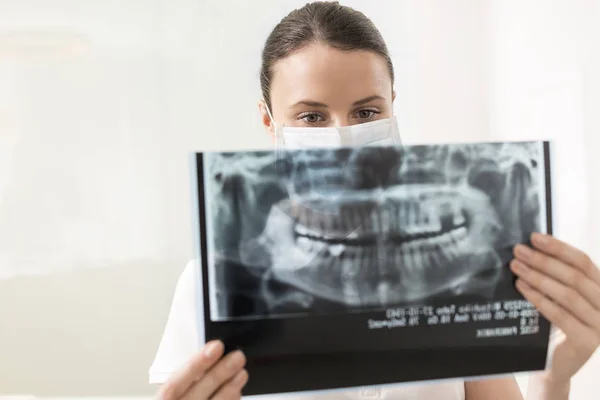 Dentista Confiante Analisando Raio Clínica Odontológica — Fotografia de Stock