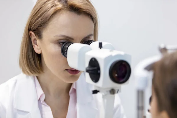 Optometrista Examinando Paciente Hospital — Fotografia de Stock