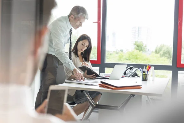 Collega Documenten Bespreken Bij Balie Kantoor — Stockfoto