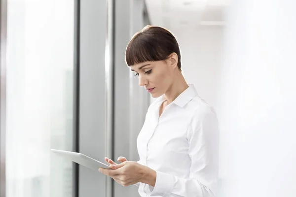 Ofiste Yönetim Kurulu Odasında Dururken Dijital Tablet Kullanan Kadını — Stok fotoğraf
