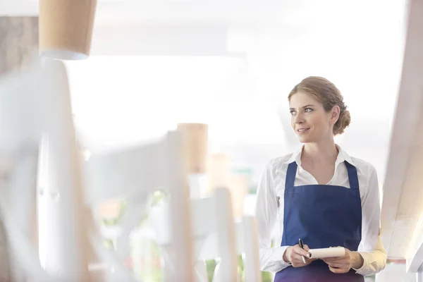 Smiling Young Waitress Standing Notepad While Looking Away Restaurant — Stock Photo, Image