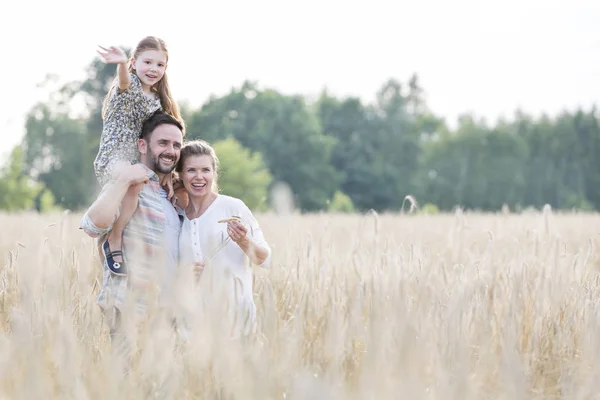 Sonrientes Padres Con Hija Pie Medio Cultivos Trigo Granja — Foto de Stock