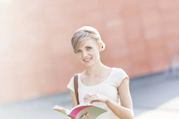 Portrait Jeune Femme Souriante Avec Livre Sur Campus — Photo