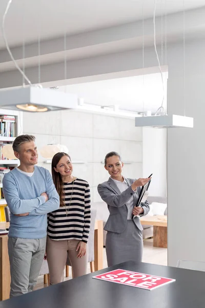 Zelfverzekerd Verkoper Gesturing Koppelen Terwijl Staande Appartement — Stockfoto