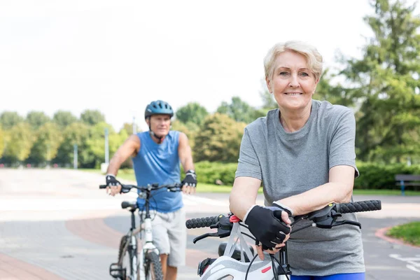 Femme Âgée Confiante Penchée Sur Vélo Dans Parc — Photo