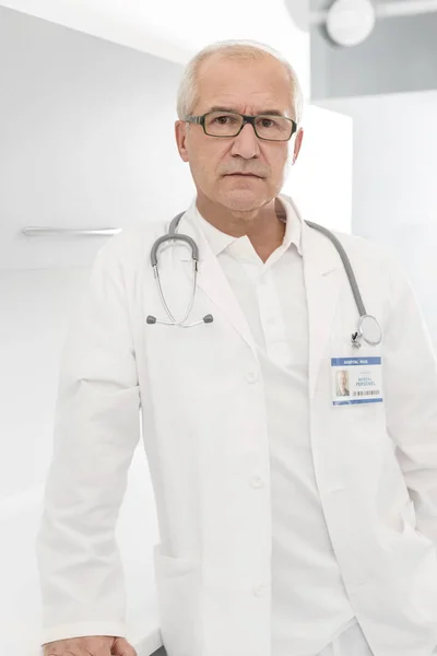 Retrato Del Médico Senior Confianza Laboratorio Pie Hospital — Foto de Stock