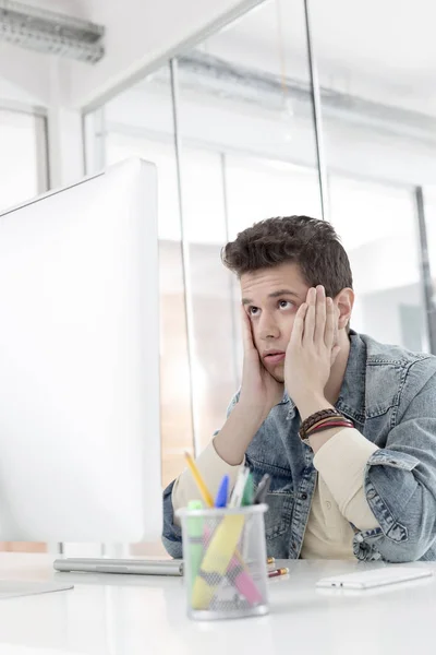 Uomo Affari Annoiato Guardando Monitor Desktop Ufficio — Foto Stock