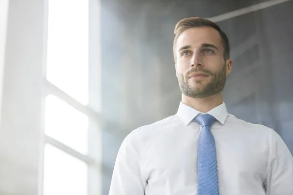 Knappe Jonge Zakenman Die Weg Kijkt Terwijl Hij Een Nieuw — Stockfoto