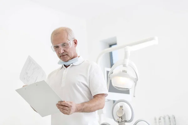 Dentiste Principal Lisant Les Rapports Médicaux Clinique Dentaire — Photo