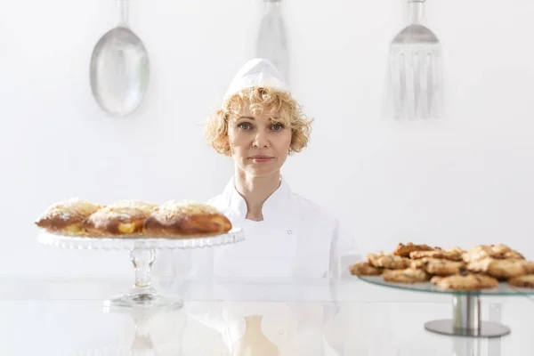Retrato Del Chef Confiado Pie Gabinete Exhibición Restaurante — Foto de Stock